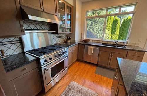 Bow House | Charming Samish Island Garden Home Retreat for Spring & Summer Getaways