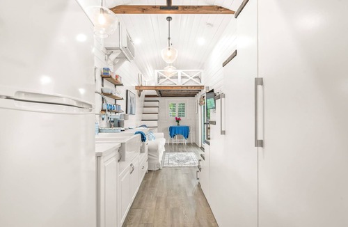 Agoura Hills House | Charming Tiny House by the beach!
