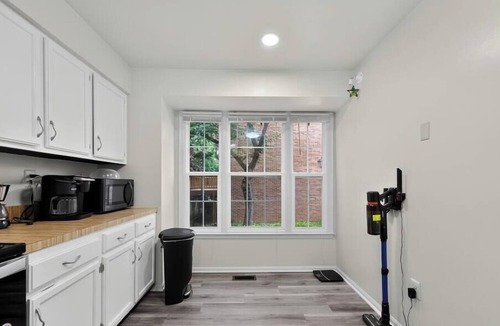 Wheaton House | Charming Townhome by Sca-mm-er Host
