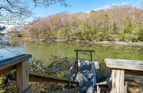 Isle of Springs House | Charming Waterfront Cottage