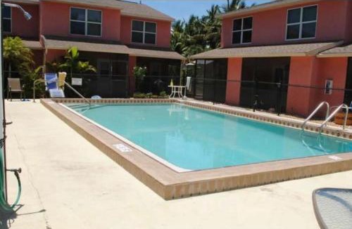 Iona Apartment | Cheerful 2 bedroom 1 and a half bathroom townhouse with pool