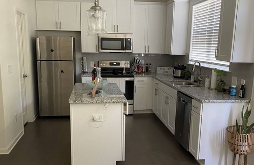 Fairburn House | Cheerful 2 Bedrooms Home with Fireplace