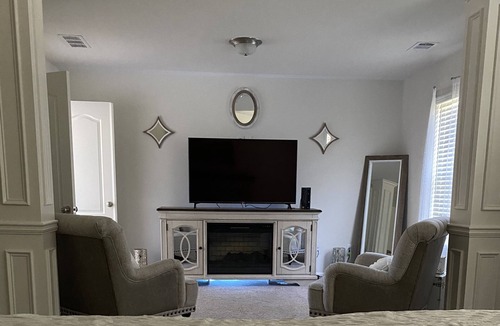 Fairburn House | Cheerful 2 Bedrooms Home with Fireplace