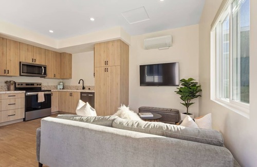 University Heights House | Chic 1 BR Urban Bungalow | AC + Free Parking