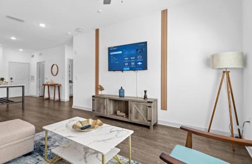 Arlington Apartment | Chic 1BR Apt| King Bed| Pool| Gym| Close 2 Beach.