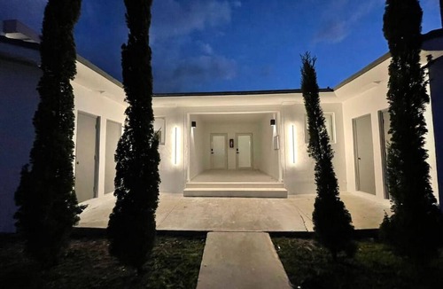Eastern Shores Condo | Chic apartment beside canal and near the beach