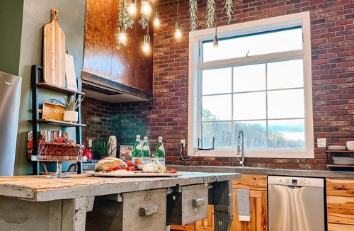 Marshall House | Chic Mountain Stay w/3 Full Suites, Gorgeous Mountain Views & Private Day Spa
