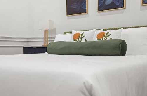 Historic Downtown Savannah Villa | Chic Pink Villa by NestNGo Escapes with 2 car private parking