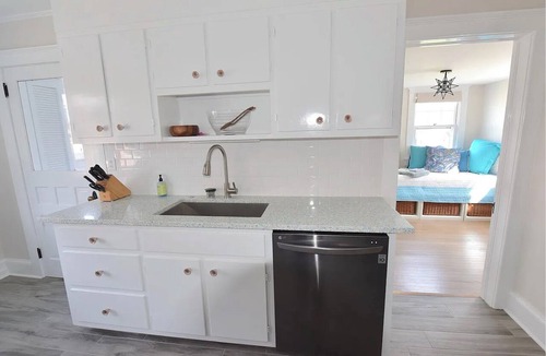 Avon House | Classic Bay Header - 2 blocks to beach & town