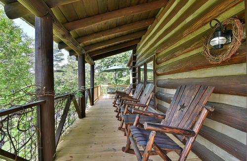 Weaverville Cabin | Classic Log Cabin 15 minutes to downtown Asheville-fire pit, pond, fireplace