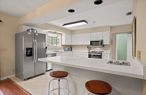 King City House | Close to the Village with an easy walk to restaurants, shops and Pier