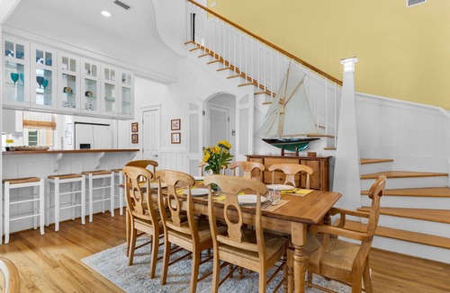 Sunnyside House | ☀️ ️Coastal Bliss Awaits at Mellow Yellow | Steps from the Beach!