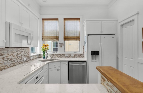 Sunnyside House | ☀️ ️Coastal Bliss Awaits at Mellow Yellow | Steps from the Beach!