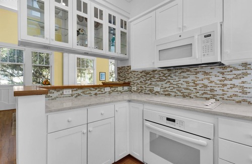 Sunnyside House | ☀️ ️Coastal Bliss Awaits at Mellow Yellow | Steps from the Beach!