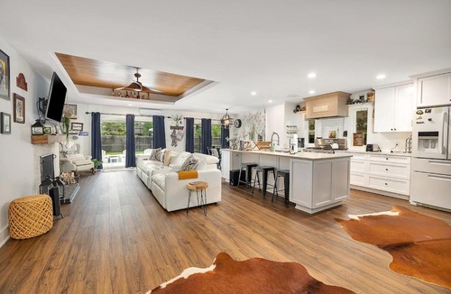 Saint Simons Heights Villa | Coastal Cowbell - Luxury 3BR Saltwater Pool Home St Simons Island Near Beach