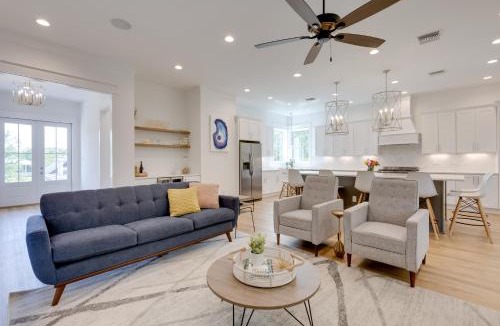 Waveland House | Coastal Waveland House 1/2 Block to Pub Beach