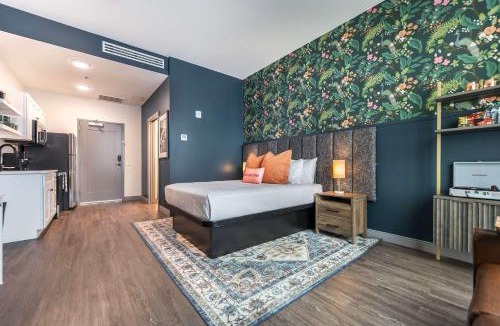 Macon Apartment | Colorful and Bright Stay near Capricorn Studios
