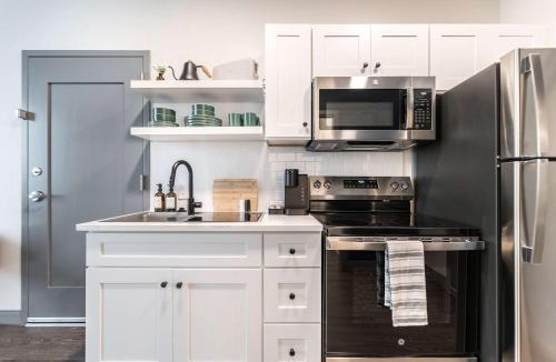 Macon Apartment | Colorful and Bright Stay near Capricorn Studios