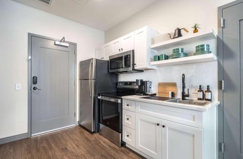 Macon Apartment | Colorful and Bright Stay near Capricorn Studios