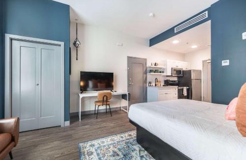 Macon Apartment | Colorful and Bright Stay near Capricorn Studios