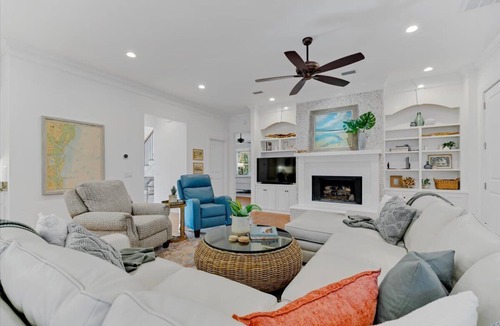 King City House | Comfort and Elegance at the Pier Village