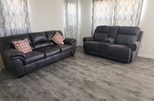 Plainview House | Comfortable 2BR Home Wi-Fi Washer & Dryer Pet Friendly