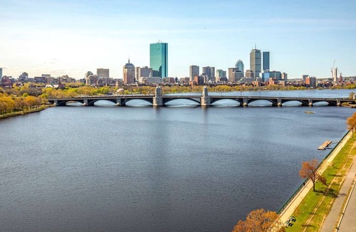East Cambridge Hotel | Comfortable Cambridge Stay w/Spectacular Charles River Views