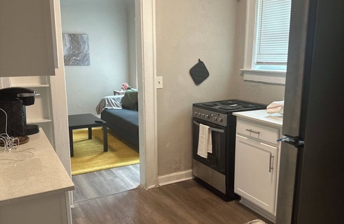 Springfield Apartment | Comfortable Home with Weekly and Monthly Rates!