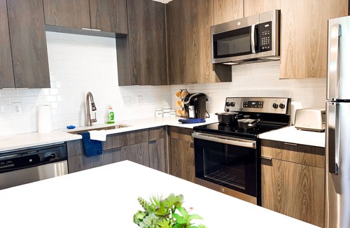 Madison Apartment | Comfortable King Bed Suite - Relaxing Long Stay