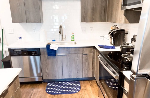 Madison Apartment | Comfortable King Bed Suite - Relaxing Long Stay