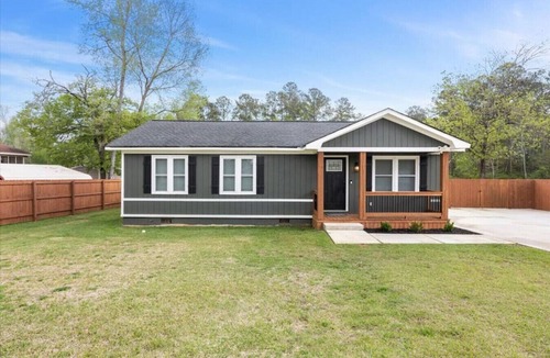 Macon House | Comforting Lakeside Retreat in Gated Community