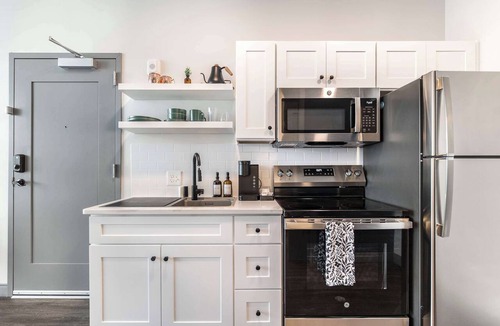 Macon Apartment | Comfy Getaway Near Atrium Hosp | 1 Mi to Cherry St. Mercer Music at Capricorn –