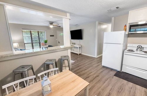 Saint Elmo House | Comfy Quiet Cottage on Argyle