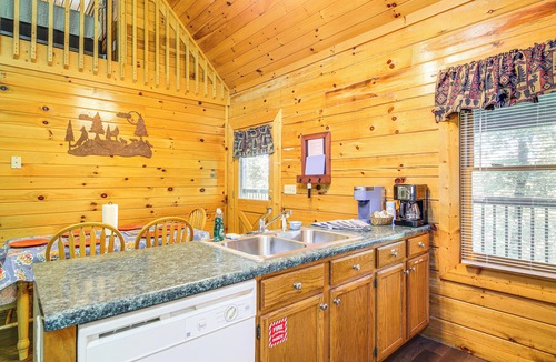 Sevierville Cabin | Community Pool! Sevierville Stay w/Hot Tub