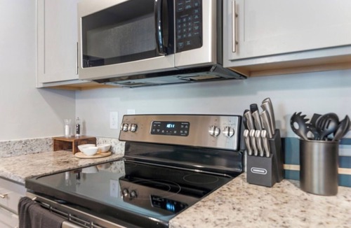 Sherwood Park Apartment | Contractor Apartment Redstone Arsenal 3 minutes, UAH Campus 5 minutes, Eat+Shop