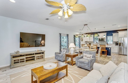 Ono Island House | Corner Townhouse in Lost Key | Pet Friendly |Garage | Private Beach Club | 2 Pools | Fitness Center