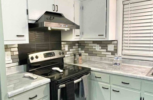 Decatur House | Corporate Ready 5BR Home | Wi-Fi, Parking, Self Check-In
