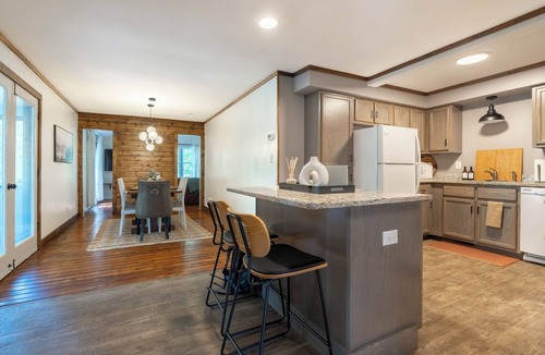 Alexander House | Cottage - 15 min to AVL - Creek, Hot Tub, Fire Pit