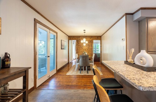 Alexander House | Cottage - 15 min to AVL - Creek, Hot Tub, Fire Pit