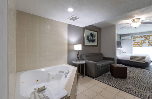 Huntersville Hotel | Country Inn & Suites by Radisson, Lake Norman Huntersville, NC