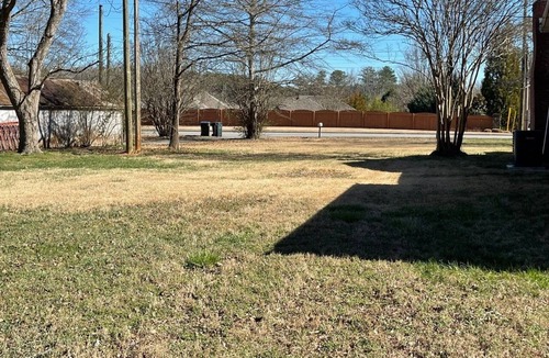 Powder Springs House | County Feel easy access to Truist Park/Lakepoint. Big yard with outdoor fire