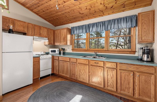 Hot Springs Cabin | Couples Cabin w/King Bed, Wi-Fi, Hot Tub, & Grill in WNC Mtns