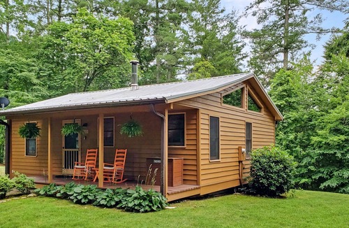 Hot Springs Cabin | Couples getaway w/king bed, Wi-Fi, & outdoor Hot Tub in WNC Mountains
