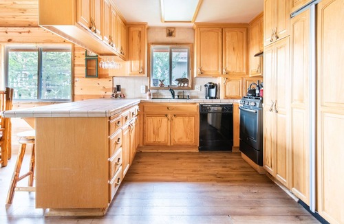 Patton Cabin | Cove Cabin. Lakefront, Hot Tub, Swing Set, Dock Privileges. Sauna. Game Room. Stunning Views!