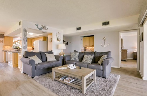Caloosahatchee House | Covered Lanai & Waterfront View: Cape Coral Condo