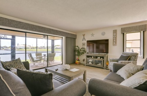 Caloosahatchee House | Covered Lanai & Waterfront View: Cape Coral Condo