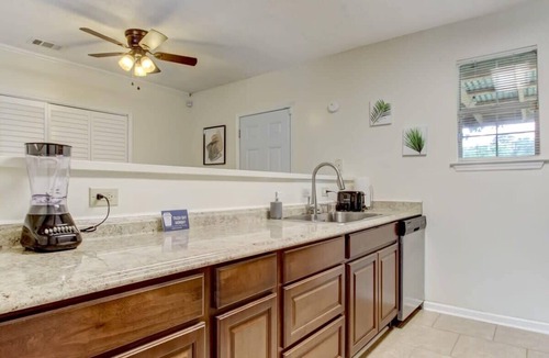 Savannah House | Covered Patio, Yard & Grill Near Historic District