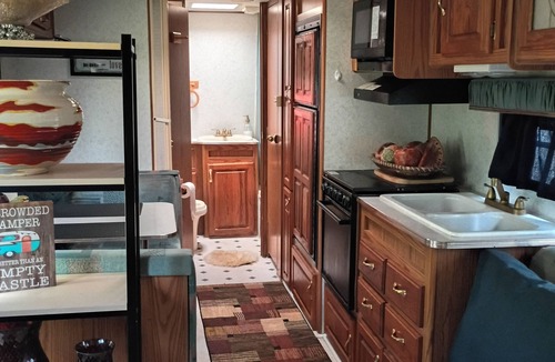 Downtown Jacksonville Cabin | Cozy 1-bedroom camper for 2 adults in Brooklyn Riverside Jacksonville with AC