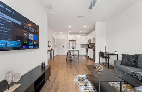 Arlington Apartment | Cozy 1 BR Apt |King Bed| Pool |Gym| Close 2 Beach.