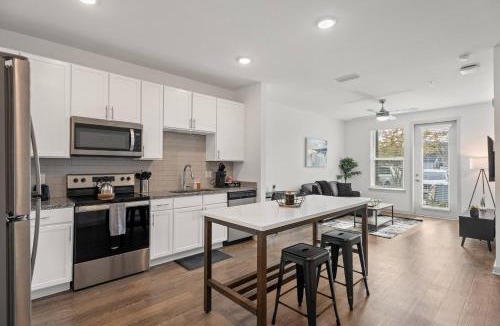 Arlington Apartment | Cozy 1 BR Apt |King Bed| Pool |Gym| Close 2 Beach.